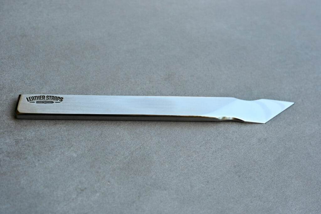 A scalpel-like knife with a blade on top.