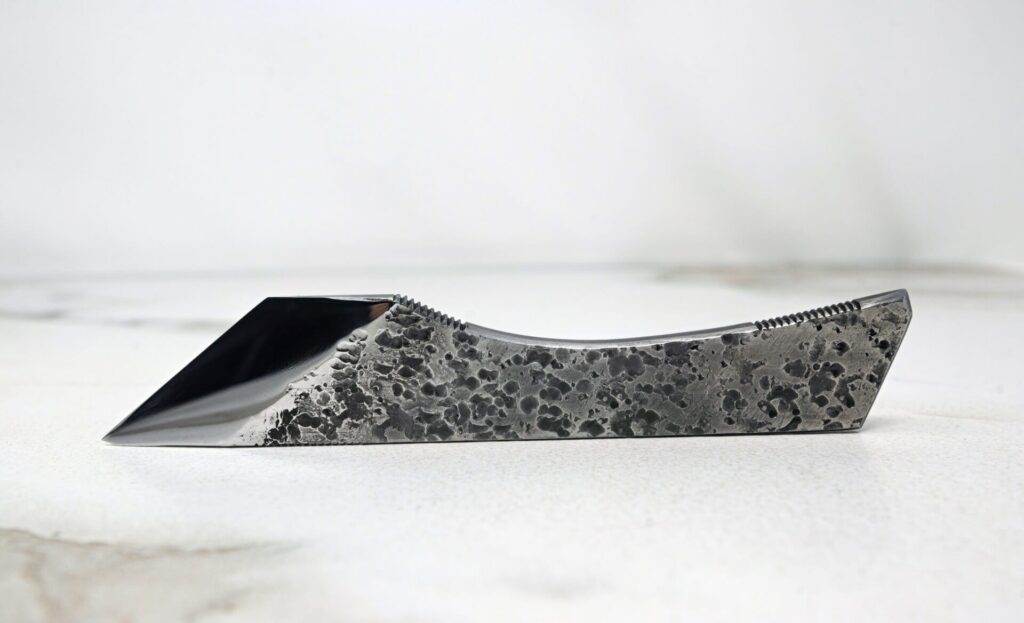 The Scorpion Skiver (45 Degree Bevel), black, silver.